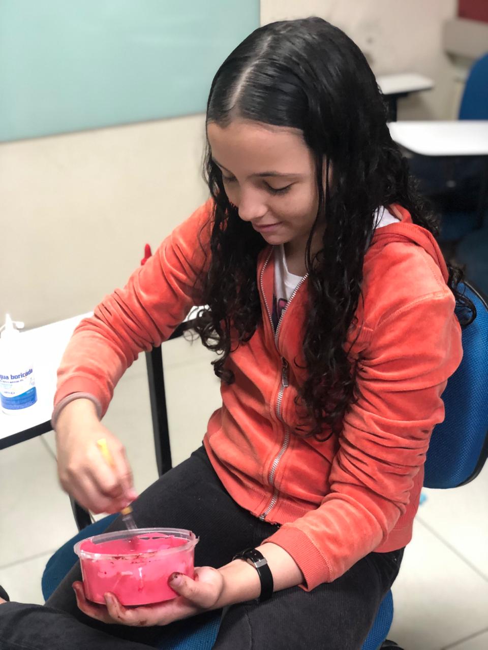 Fisk Itapuranga/GO - Aprendendo cores com "slime"